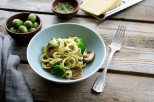 easy vegetarian dinners - broccoli and mushroom noodles
